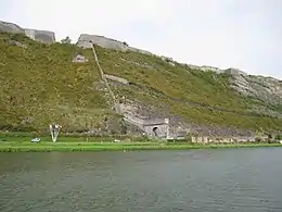 La porte de France et le fort de Charlemont, vus de la voie verte.