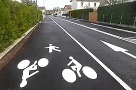 Voie verte de la Seine dans une rue secondaire en périphérie.