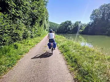 Voie verte longeant le canal de Bourgogne