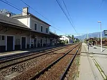 Vue d'ensemble des voies A et B en direction de Modane depuis le quai central.