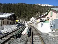 Les voies vues depuis le passage à niveau situé en aval de la gare.