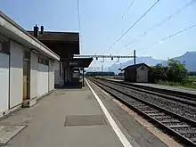 Les voies de la gare de Roche VD vues depuis le quai en direction de Brigue.