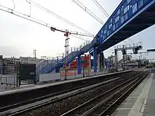 Passerelle d'accès au quai central.