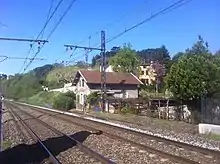 En direction de Lyon, les voies et l'ancien bâtiment de la halte du PLM