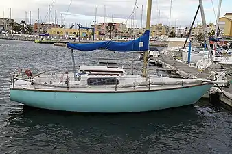 Bôme sur un voilier type (Sangria) sur lequel est ferlée la grand-voile.