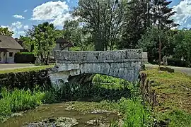 Le pont de la petite fontaine sur la Chenevière.