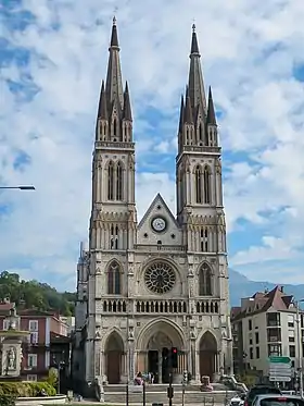 Façade de l'église Saint-Bruno de Voiron