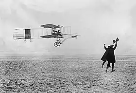 Henri Farman et son Voisin-Farman I, victorieux du Grand Prix d'Aviation d'Henry Deutsch de la Meurthe 1908.