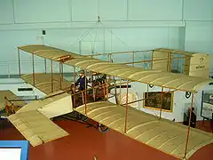 Reconstitution du Voisin-Farman 1908, l'avion ayant fait le 1er km en circuit fermé.
