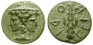 Monnaie en patine verte recto-verso avec d'un côté un aigle avec des inscriptions circulaires et de l'autre un homme à deux visages portant un couvre-chef.