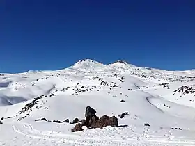 Vue du Volcán Nuevo (à gauche) et du Volcán Viejo (à droite) depuis l'ouest.