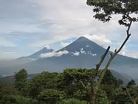 Vue du Volcán de Fuego (à gauche) et du Volcán de Agua (à droite).