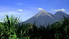 Vue du Volcán de Fuego (à gauche) avec l'Acatenango (à droite).