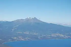 Vue du Calbuco depuis l'Osorno situé au nord, de l'autre côté du lac Llanquihue.