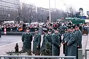 Est : agents de la Volkspolizei attendant l'ouverture de la porte de Brandebourg, 22 décembre 1989.