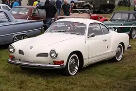 Une VW Karmann Ghia type 14.