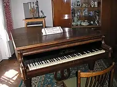 Intérieur, piano,