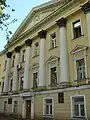 Vue de la façade à fronton hexastyle corinthien de l'université d'État technique