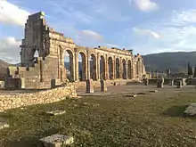 La basilique et la tribune aux harangues