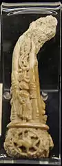 Haut d'une crosse en ivoire avec motifs finement sculptés