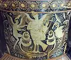 Mythe d'Er,  A siren playing a zither and singing a funeral chant, accompanied by Eros (left) and a swan (right). Detail of side A of a volute krater. Baltimore Painter.