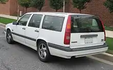 Arrière d'une Volvo 850 break blanche