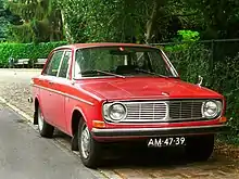 Volvo 144 rouge de 1968 stationnée dans une rue