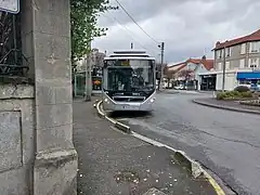 Le Volvo 7900 L Hybride no 203014 de la ligne 482 à son terminus, place Jeanne d'Arc.