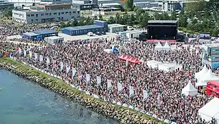 Photo aérienne montrant une foule importante le long des quais.