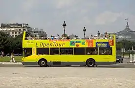 Un East Lancs Vyking (en) sur châssis  Volvo B10M sur l'esplanade des Invalides (7e arrondt). Ce modèle a été réformé en 2019.