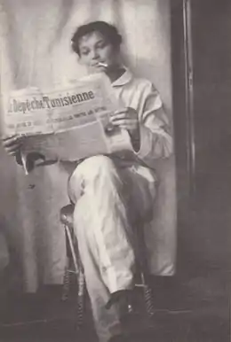 Jaroslava Vondráčková lisant La Dépêche tunisienne en 1915.