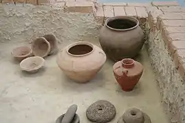 Céramiques de la période d'Uruk récent : céramiques réalisées au tour (à droite) et écuelles à bords biseautés (à gauche). Pergamonmuseum.