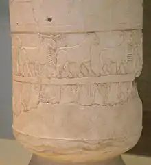 Dessous d'un vase reconstitué blanc.