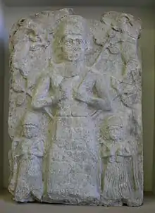 Bas-relief représentant le dieu Assur nourrissant deux caprins, avec deux déesses aux vases jaillissant à ses pieds. Assur, c. 1400-1200 av. J.-C.