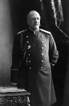 Photographie d'un homme devout, en costume militaire russe et portant la moustache