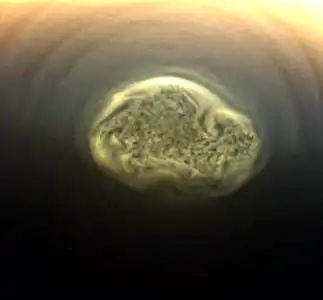 Un cyclone permanent stagne au-dessus du pôle sud de Titan.