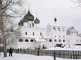 Photographie d’un monastère blanc dans la neige.