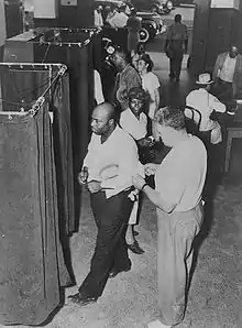 Photographie noir et blanc d'un bureau de vote