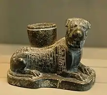 Statuette votive d'un chien, animal de Ninisinna/Gula, retrouvée à Girsu, début du IIe millénaire av. J.-C. ; musée du Louvre.
