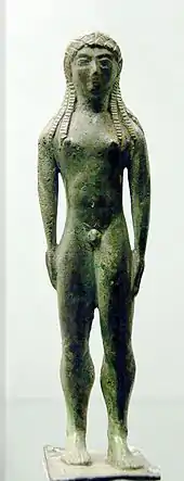 Une statuette en bronze gris-vert.