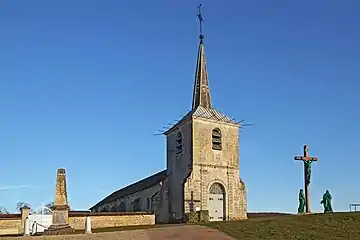 Église Saint-André, monument aux morts et calvaire.