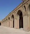 La grande cour intérieure est ornée de voûtes donnant sur le couloir de la mosquée