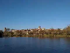 Vue d'ensemble du méandre sur lequel est implanté le village.