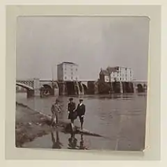 Famille parisienne devant le pont.