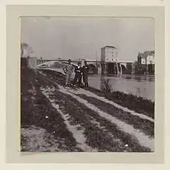 Famille parisienne devant le pont.