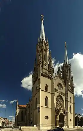 La façade principale de l'église