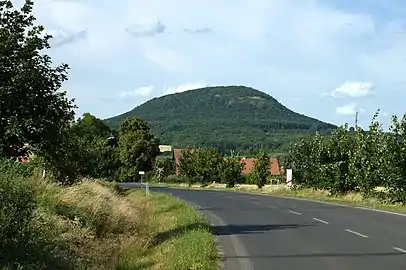 Le mont Říp, vu depuis Vražkov.