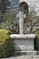 Croix de granit au chevet de l'église Saint-Isidore.