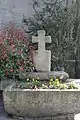 Croix de granit au chevet de l'église Saint-Isidore.