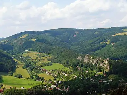 Vue depuis la crête reliant le château de Vranov à Frýdštejn.